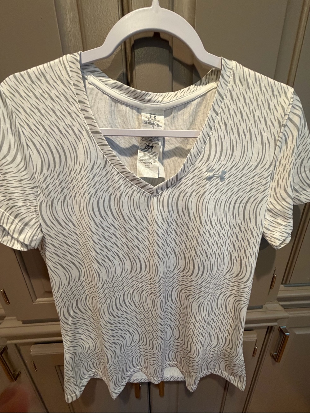 Under Armour Women's White V‑Neck Short Sleeve Tee with Light Gray Wave Print